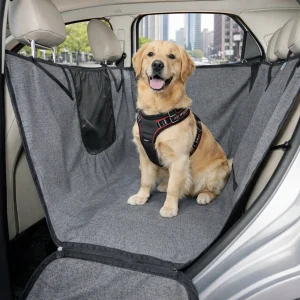 Capa instalada no banco traseiro com lateral levantada e um cachorro sentado